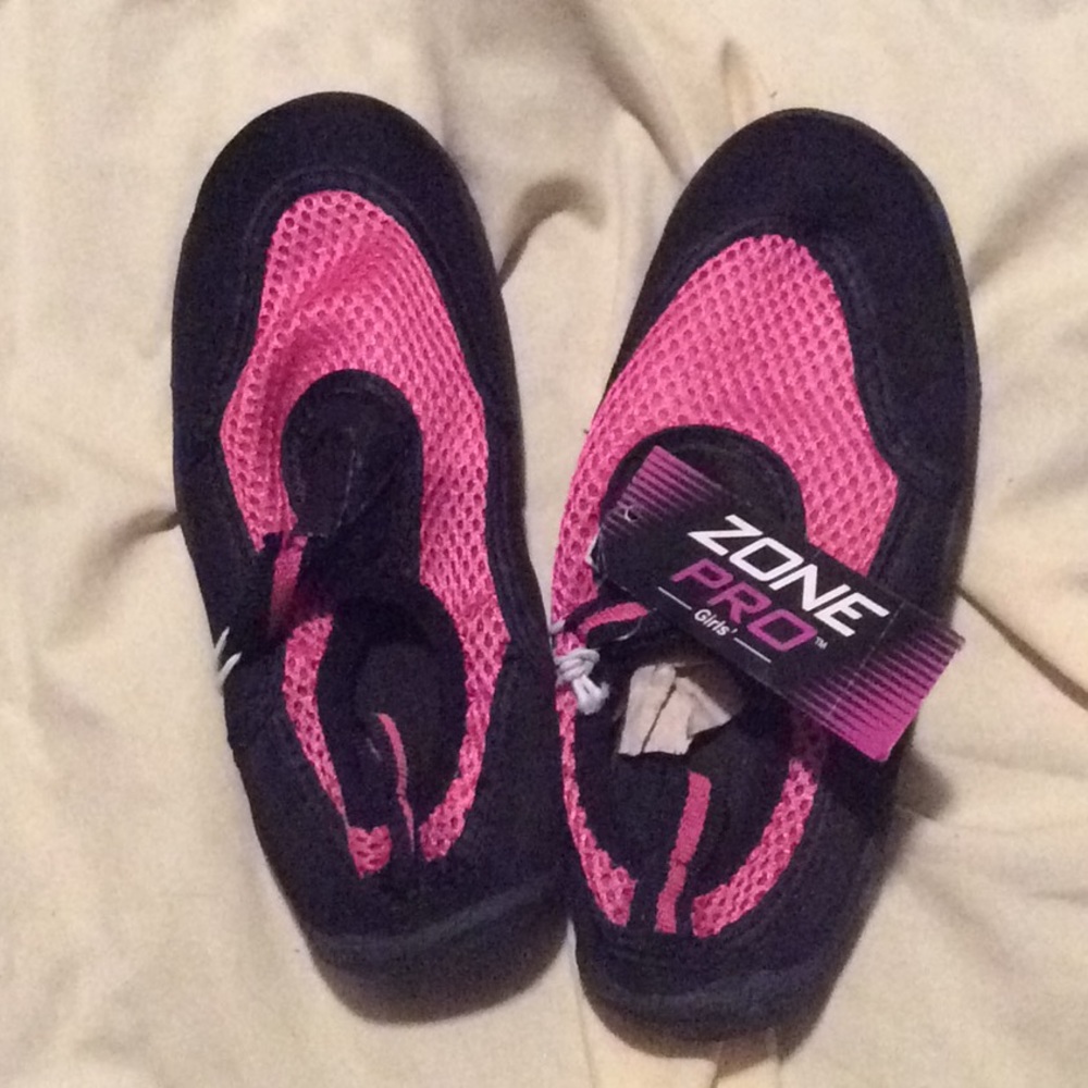 Nylon net and neoprene water shoes